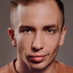 Максим Крючков